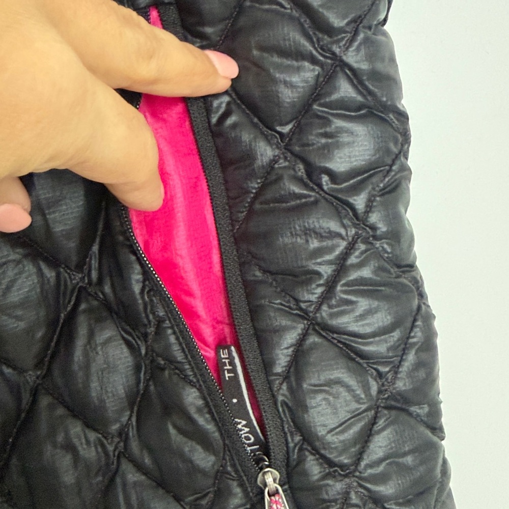 The North Face Black Quilted Vest with Pink Accents size xl - Picture 4 of 6